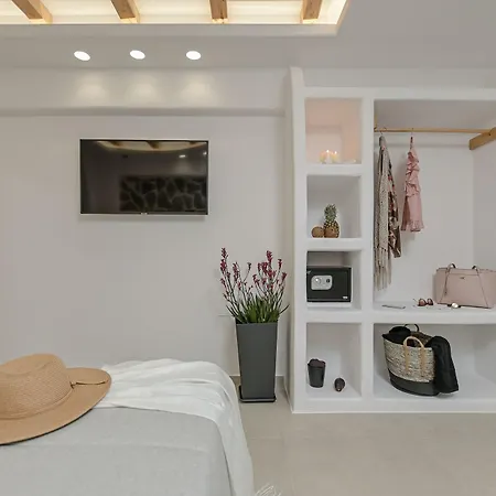 Naxos Finest & ホテル