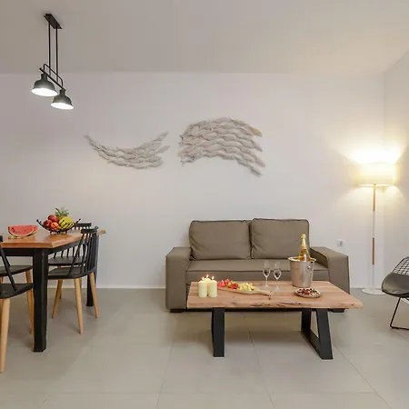 Naxos Finest & ホテル